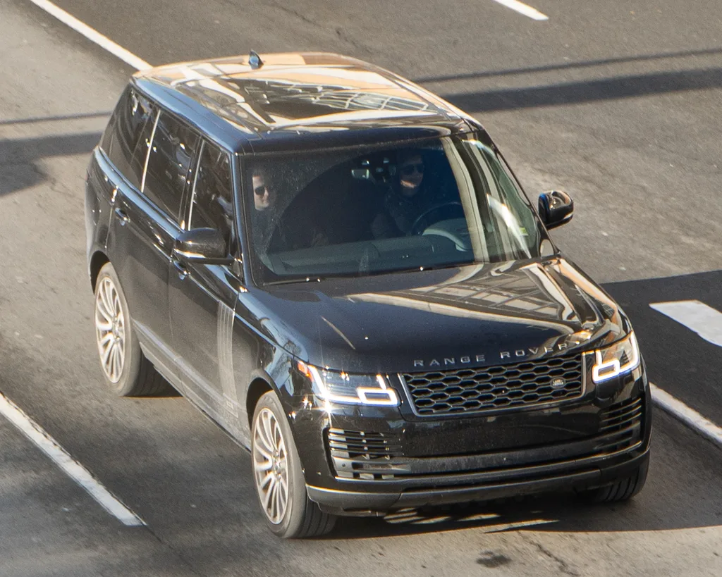 2018 Land Rover Range Rover Supercharged V8 — Santorini Black